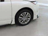 装着タイヤサイズは、225/55R19です。純正アルミホイールを装着しております。