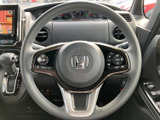 ステアリング左右にスイッチが配置され、手元から車内機能にアクセスしやすい仕様です。メーター類も前方に見渡しやすく、運転中に必要な情報や操作部を確認しやすいレイアウトです。