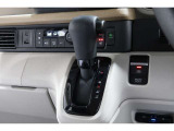 インパネシフトだから視線の移動も少なく足元もスッキリ♪運転席もゆったりしているのでゆとりを持ってドライブできますね!