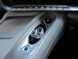 8速ATの車両になります。電動パーキング、走行モードの変更、トラクションコントロールOFFのスイッチが装備されております。