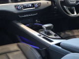 内装はシンプルに使い勝手を考え作られています。お車を運転する感覚をダイレクトに体感して頂けます。室内も広くロングドライブにも快適にお過ごしいただけます。