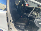 運転席まわりです。運転席からの視界が左右に広く隅々まではっきりと見渡せます!クルマの前端も把握しやすく安心して運転できます!