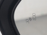 隣車線を走る車両をレーダーで検知し、ドアミラーでは確認しにくい後側方エリアに存在する車両に加え、急接近してくる車両も検知します。車両を検知するとドアミラーに搭載されたLEDインジケーターが点灯します。