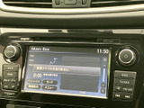 音楽ソースの選択や再生情報を画面で確認でき、ボタン類も周囲にまとまっています。日常の音楽再生を画面表示で確かめながら使える装備です。