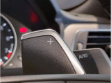 【ハンドル】ドライバーとBMW車の一体感がダイレクトに伝わるステアリングホイール。形状・太さへの拘りに加えて、操作性を高める為にスイッチ類も配置。クイックかつ安定のドライビングを体感下さい!