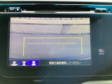 カラービジョンとガイド線で見やすい視点切替式のバックモニター。