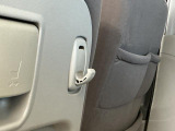 【フック】フックの用途は様々。手荷物のバッグや買い物袋、ビニール袋をぶら下げてゴミ箱にしても良いですね♪