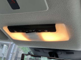 優しいルームランプが車内を照らしてくれます。