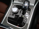 【シフトノブ】BMWの高性能オートマチックは、ATセレクトレバーを左側に倒すことで、通常の「D」から「S」(スポーツ)または「M」(マニュアル)へと切り替えが可能です。