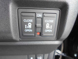 両側電動スライドドアです。運転席やキーレスから開閉が出来てとても重宝します。