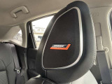 運転席と助手席のヘッドレストにはBOSEサウンドスピーカー付きでドライブも楽しくなります!