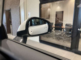 走行中、斜め後ろに車両の存在を検知するとその方向のドアミラー鏡面上にマークを点灯しお知らせします。