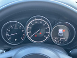 速度やエンジン回転数、燃料残量などを運転席正面で確認できるメーター配置です。中央の速度計と左右の表示が見やすくまとまり、走行中も必要な情報を把握しやすい設計です。