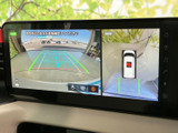 後方の映像に加え、車両周辺を上から見た表示も確認できます。ガイド線が画面に表示されるため、駐車時に周囲との距離を確認する際に便利で、車庫入れをサポートします。