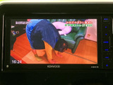 画面には映像が大きく表示され、同乗者と一緒に内容を確認しやすい見やすさです。移動中の休憩時間など、車内で過ごすひとときにも活用でき、手元で画面を確認できる便利な装備としてお使いいただけます。