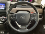 ハンドルにHondaセンシング系のクルーズコントロールやレーンキープアシストなどのスイッチと、オーディオの操作スイッチが装備されています。ハンドルから手を離さず安全に操作できます。