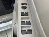 【電動格納ミラー】サイドミラーは電動格納式となっており、狭い駐車場でもキズがつくリスクを抑えられます。
