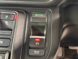 電子制御パーキングブレーキは信号待ちでも便利。いつもより運転がラクになるはずです。