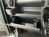 【収納部】パッと手に取りたい小物の置き場に便利。その他、沢山の収納部がございます。