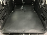 【ラゲージフロア】お客様に気持ち良く乗っていただけるよう、工具を使わず取り外せる部品は全て取り外し清掃しております。シート可動の場合は、シートを動かし裏側まで清掃を行っております。