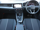 Audi正規ディーラーが高品質をお約束。高度な訓練・教育を受けたAudi専任メカニックが、100項目にもおよぶ精密な点検を実施。すべてクリアしたAudi車だけ、あなたのお手元に届けられるのです
