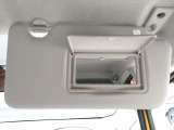 身だしなみのチェックなどにも便利なバニティミラー付きサンバイザー
