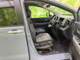前席はゆとりを感じる空間で、運転席から前方や左右の様子を確かめやすい視界が広がります。座面と背もたれは落ち着いた色合いでまとめられ、毎日の移動も過ごしやすそうです。