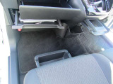 グローブボックスの他にも収納をご用意してます。車内をスッキリ見せることができます。
