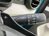 レバー上の表示が見やすく、必要な機能を確認しやすい設計です。運転席から手を伸ばしやすい位置にあり、日々の運転で使う操作を迷いにくくサポートします。