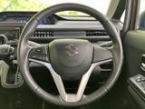 手元にスイッチが配され、運転姿勢を保ちながら必要な操作にアクセスしやすい構成です。握りやすい形状で、毎日の移動を快適にサポートします。