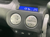 【オートエアコン】一度お好みの温度に設定すれば、車内の温度を検知し風量や温度を自動で調整。暑い&hellip;寒い&hellip;と何度もスイッチ操作をする必要はありません。快適な車内空間には必須の機能ですね♪