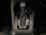 CVT車のセレクトレバーです。低速から高速まで、変速ショックのないスムーズな走りと、エンジン効率のよい領域を維持して燃費にも貢献します。