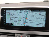 【純正ナビゲーション】BMWのナビゲーションは操作性も良く、詳細な地図情報と交通状況を見やすく表示し、快適なドライビングをサポートしながら目的地までナビゲートします。
