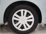 ◆純正ホイール装着車◆シンプルなデザインのホイールキャップ付きです。