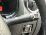 ウインカーやライトの表示がレバーに記され、運転席から位置を確かめやすい配置です。曲がる時や周囲の明るさに合わせた操作の際にも、表示を見ながら扱える便利な装備です。