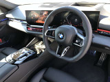 BMW 伝統のコックピットはドライバー志向で設計され、人間工学を駆使し、細部に到るまで設計されたコックピットを実現しました。