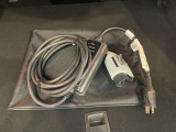 家庭での充電ケーブルも装備されています