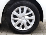タイヤサイズは、155/65R14です。デザインにも優れている純正ホイールキャップが装備され、足元を引き締めます。