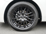 標準装備の純正16インチアルミホイール。タイヤサイズは185/60R16です。