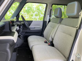 左右に並ぶ前席は明るい色合いで、車内にすっきりとした印象をもたらします。前方の視界も広く、運転席と助手席それぞれでゆったり過ごせます。