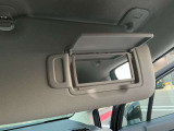 サンバイザーに鏡がついてますので車から降りる前に身だしなみチェック出来ます。