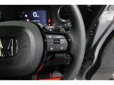 Hondaセンシングの機能のひとつ、アダプティブクルーズコントロール付!アクセルから足を離しても設定したスピードと前車との車間を保ち走行してくれます!車線維持もアシスト☆高速道路で疲労軽減ですね☆