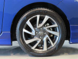 純正のアルミホイール装着車です。タイヤサイズは195/55R16です。