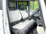 運転席まわりには十分なスペースがあり、大柄な方でもゆったり運転していただける環境です。