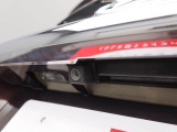 後退時に車両の後ろ側をモニター画面に表示します。車庫入れなどでバックする際に後方確認ができて便利です。車庫入れが苦手な人もこれで安心。