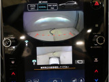 フロントビューカメラが捉えた映像は、車両前方だけでなく、運転席からは見えない左右のエリアもしっかり確認可能。視界を広げ、安全性を向上させます。