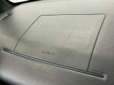 【助手席エアバッグ】SRSエアバッグとはシートベルトの働きを補助して衝突した時に乗員の衝撃を軽減するシートベルト併用式エアバッグ。前面衝突時に瞬時に膨らみ、頭部と胸部の衝撃を軽減します。