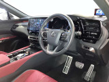 FSPORT専用本革スポーツシート。快適で操作性の良い運転の基本は、シートポジションです。