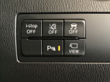 運転席脇のクラスタースイッチ部分にはカメラ切り替えスイッチ、パーキングセンサー、その他走行系スイッチを集中配置しております。