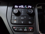 運転席からも手が届きやすく、操作しやすい空調コントロールパネル。オートエアコンなので操作の煩わしさが無くオールシーズン快適にドライブできます。快適空間で運転に集中できますね。